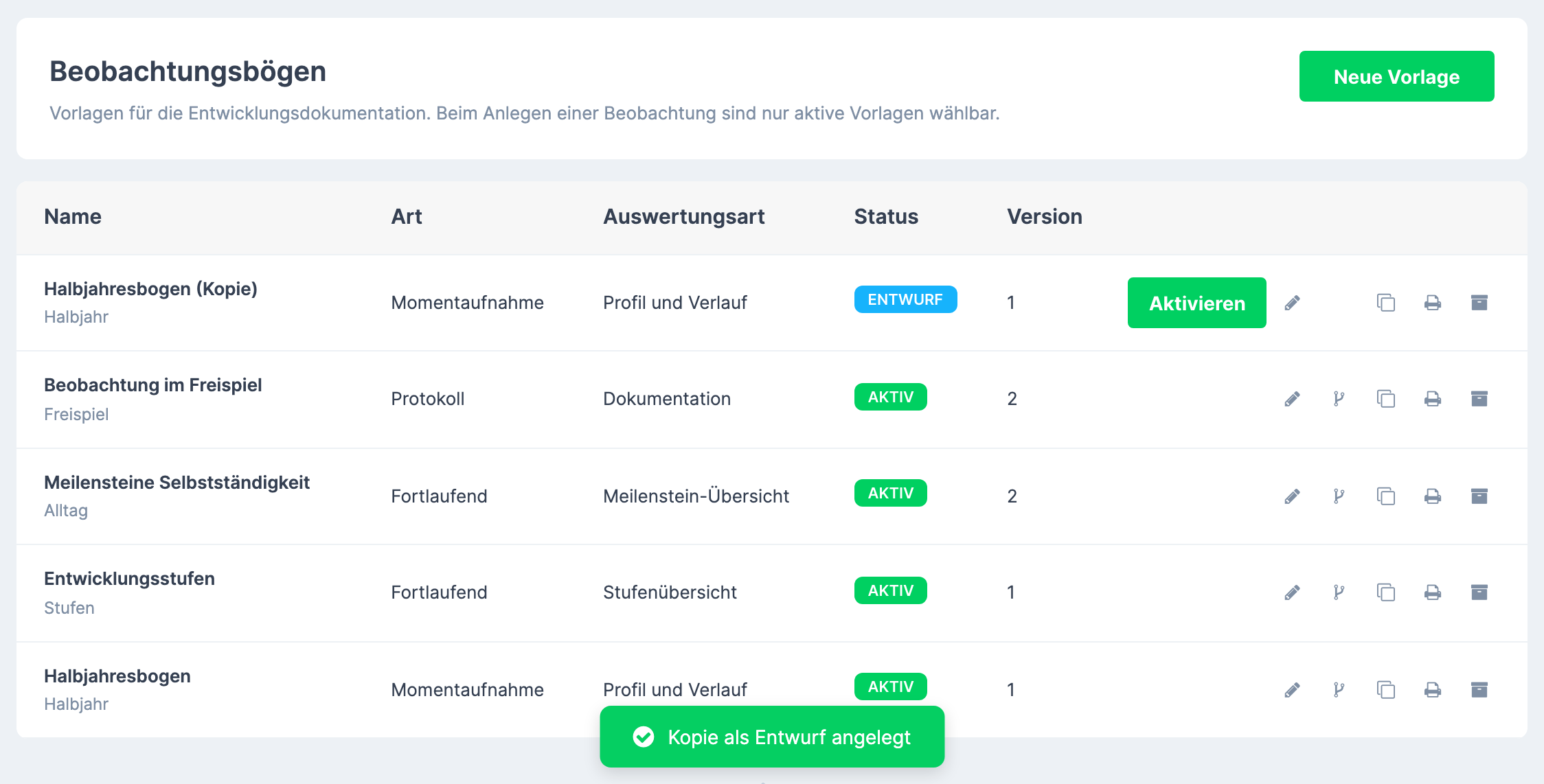 Vorlagenliste mit der neuen Zeile „Halbjahresbogen (Kopie)" im Status Entwurf , unten die Meldung „Kopie als Entwurf angelegt"