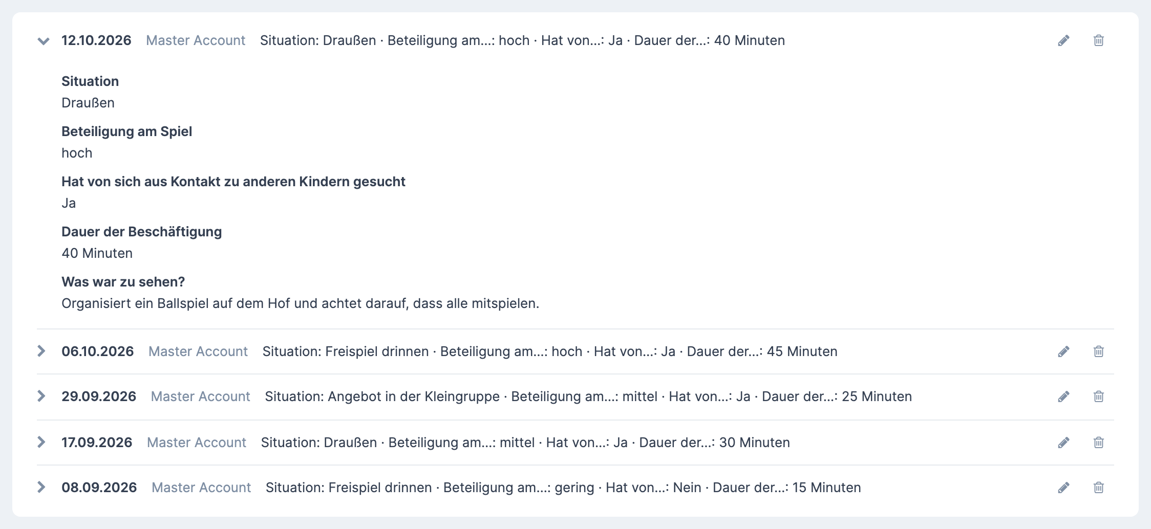 Liste der Einträge im Protokoll „Beobachtung im Freispiel" mit einem aufgeklappten Eintrag: oben Datum, Name und Kurzfassung, darunter alle Angaben des Eintrags; rechts in der Zeile der Stift und der Papierkorb