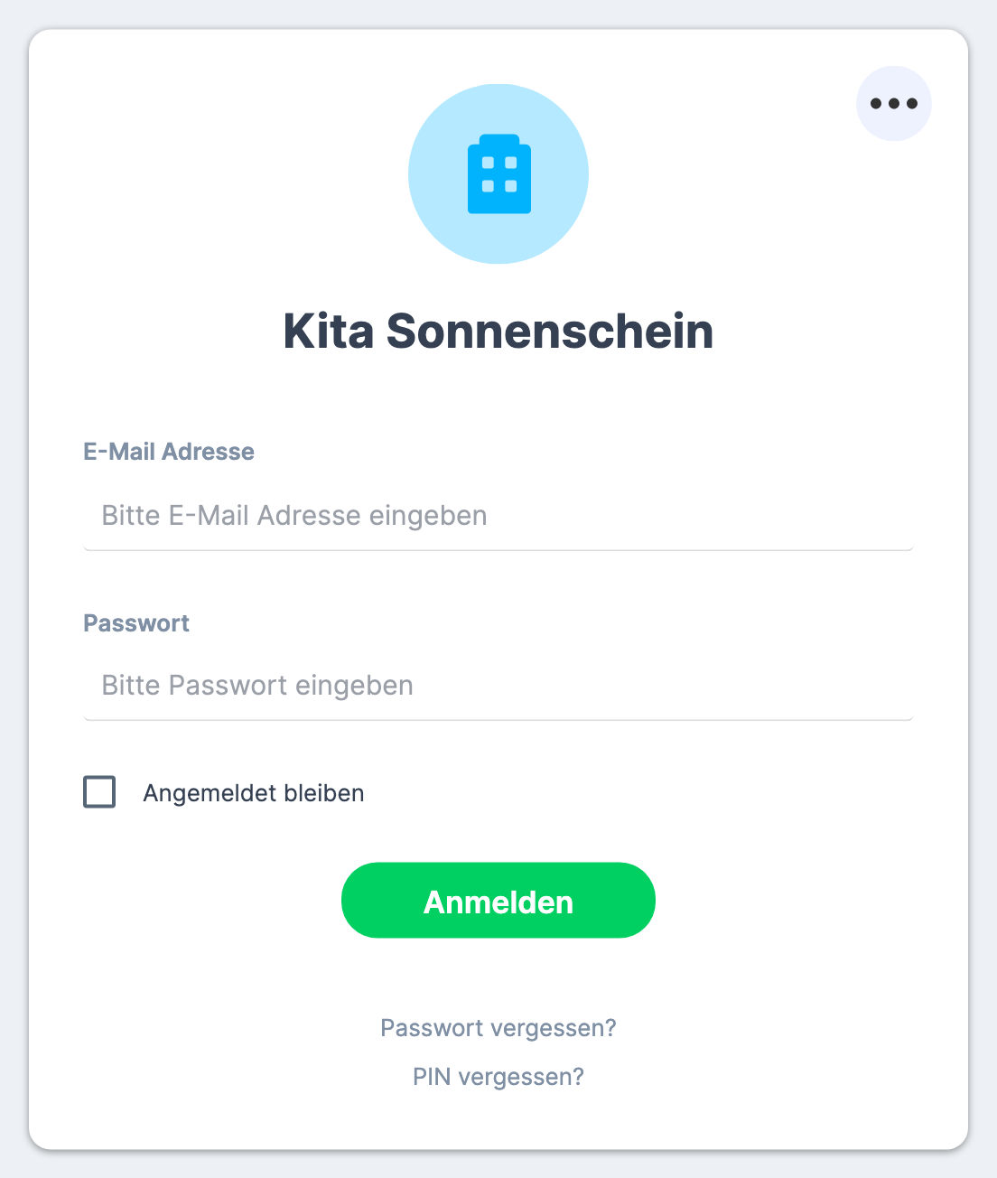 Anmeldeseite mit Logo und Namen der Einrichtung, den Feldern E-Mail Adresse und Passwort , dem Häkchen Angemeldet bleiben und dem Knopf Anmelden