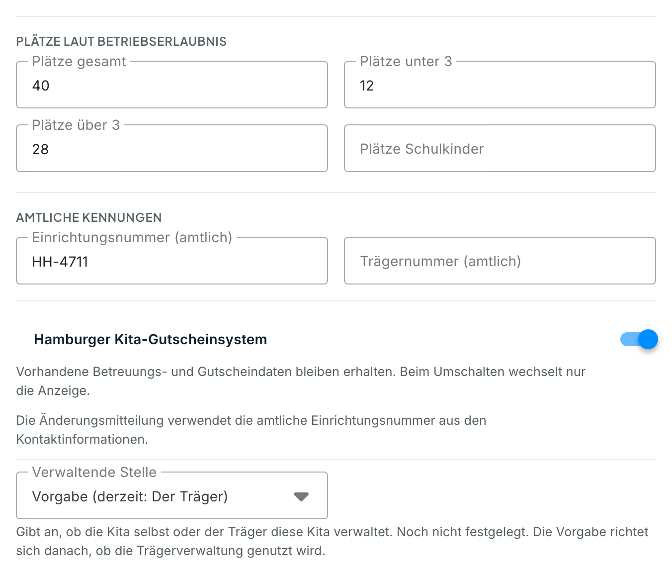 Trägerverwaltung, Kita-Details, Kontaktinformationen im Bearbeiten-Zustand mit den Abschnitten Plätze laut Betriebserlaubnis und Amtliche Kennungen und dem Feld Verwaltende Stelle