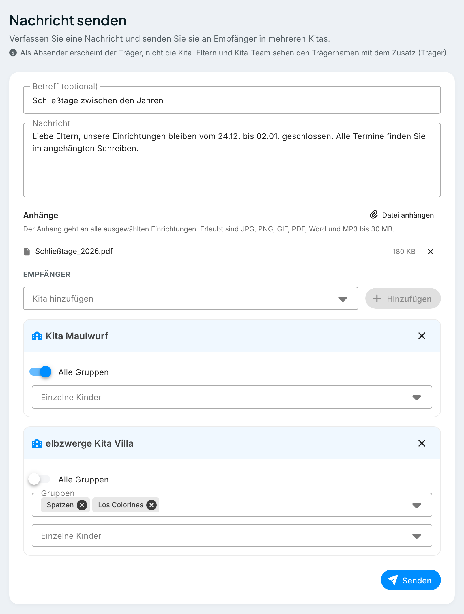 Seite Nachricht senden mit ausgefülltem Betreff (optional) , einem Anhang in der Liste Anhänge und unter Empfänger zwei hinzugefügten Kitas, eine mit eingeschaltetem Alle Gruppen , eine mit gewählten Gruppen