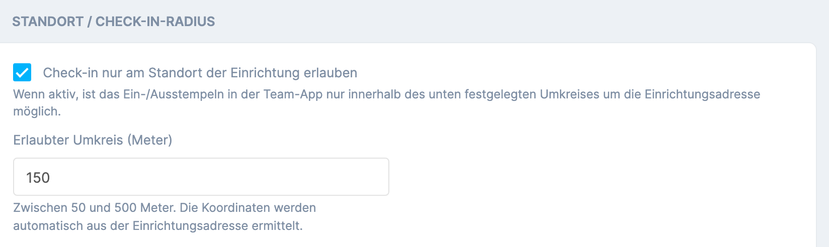 Einrichtungs-Einstellungen, Abschnitt STANDORT / CHECK-IN-RADIUS mit dem aktivierten Kästchen Check-in nur am Standort der Einrichtung erlauben und dem Feld Erlaubter Umkreis (Meter)